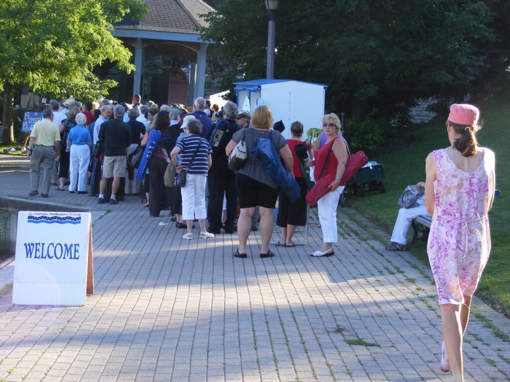 Crowds wait for opening night (Stage Awaits)