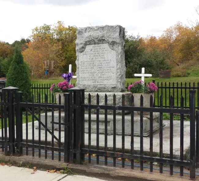 Kinmount Cenotaph - Lest We Forget
