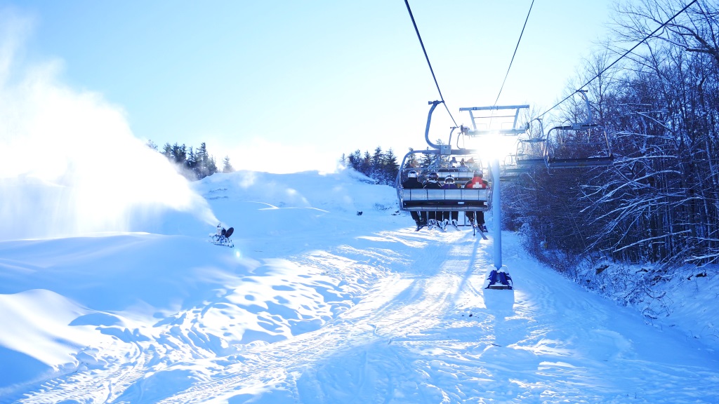 Snowboarding and Skiing in Ontario - Calabogie Peaks