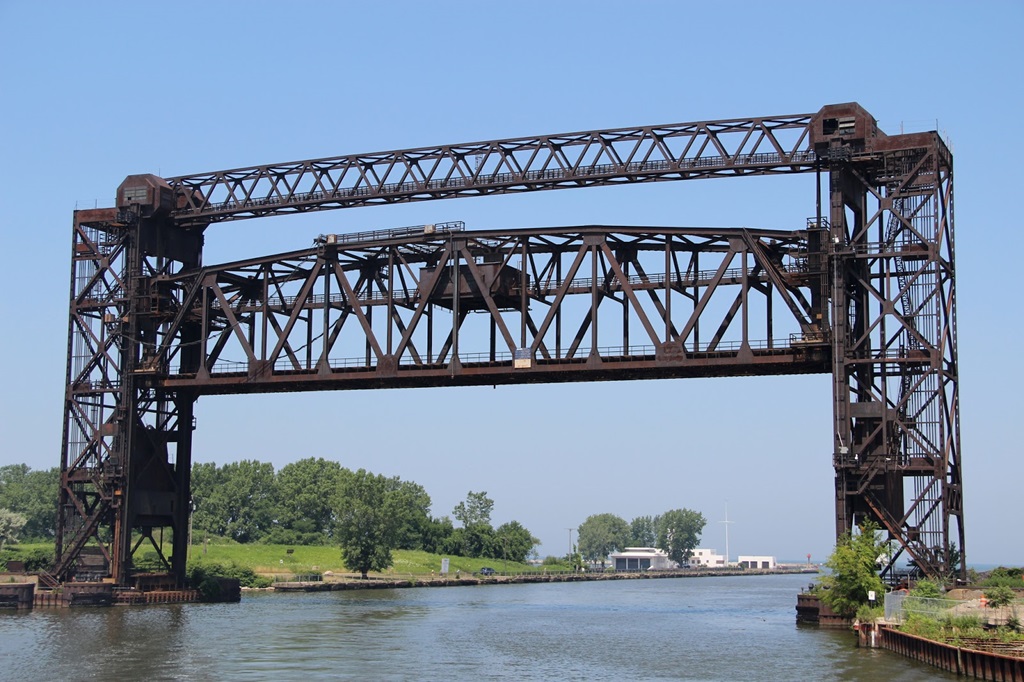 Vertical-lift bridge