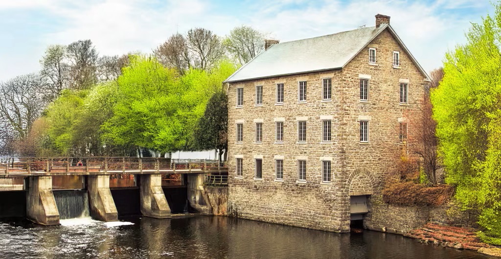 Historic Building on Rideau (Ontario Historic Towns)