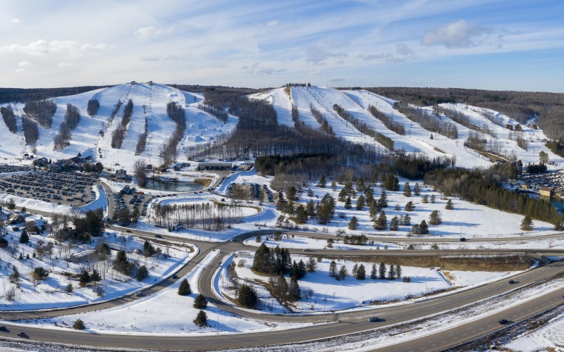 Snowboarding and Skiing in Ontario - Mount St. Louis Moonstone